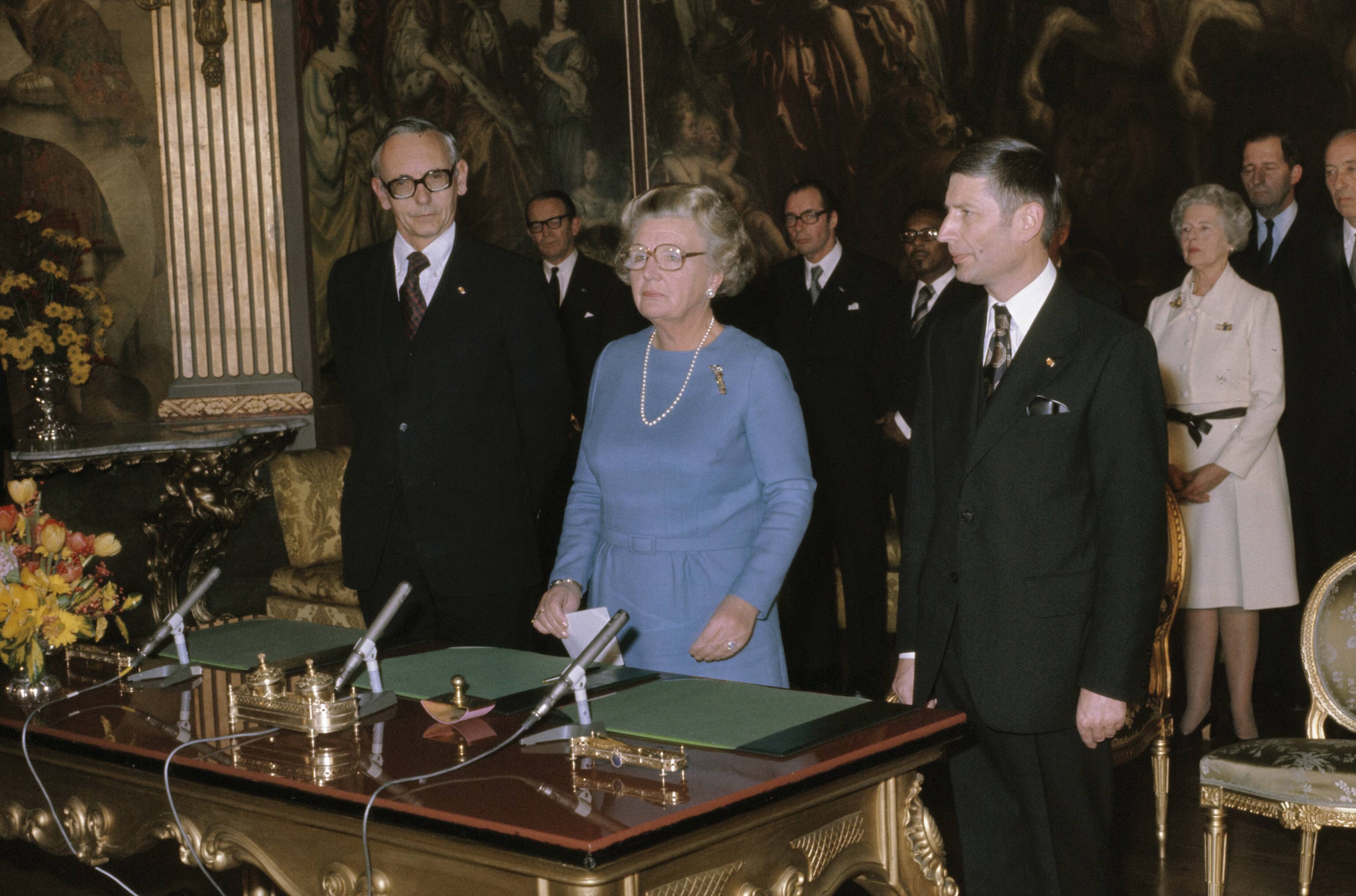 Queen Juliana signs instrument of recognition of the Republic of Suriname at Huis ten Bosch; Max van der Stoel and Dries van Agt (r.)', 1975-11-25